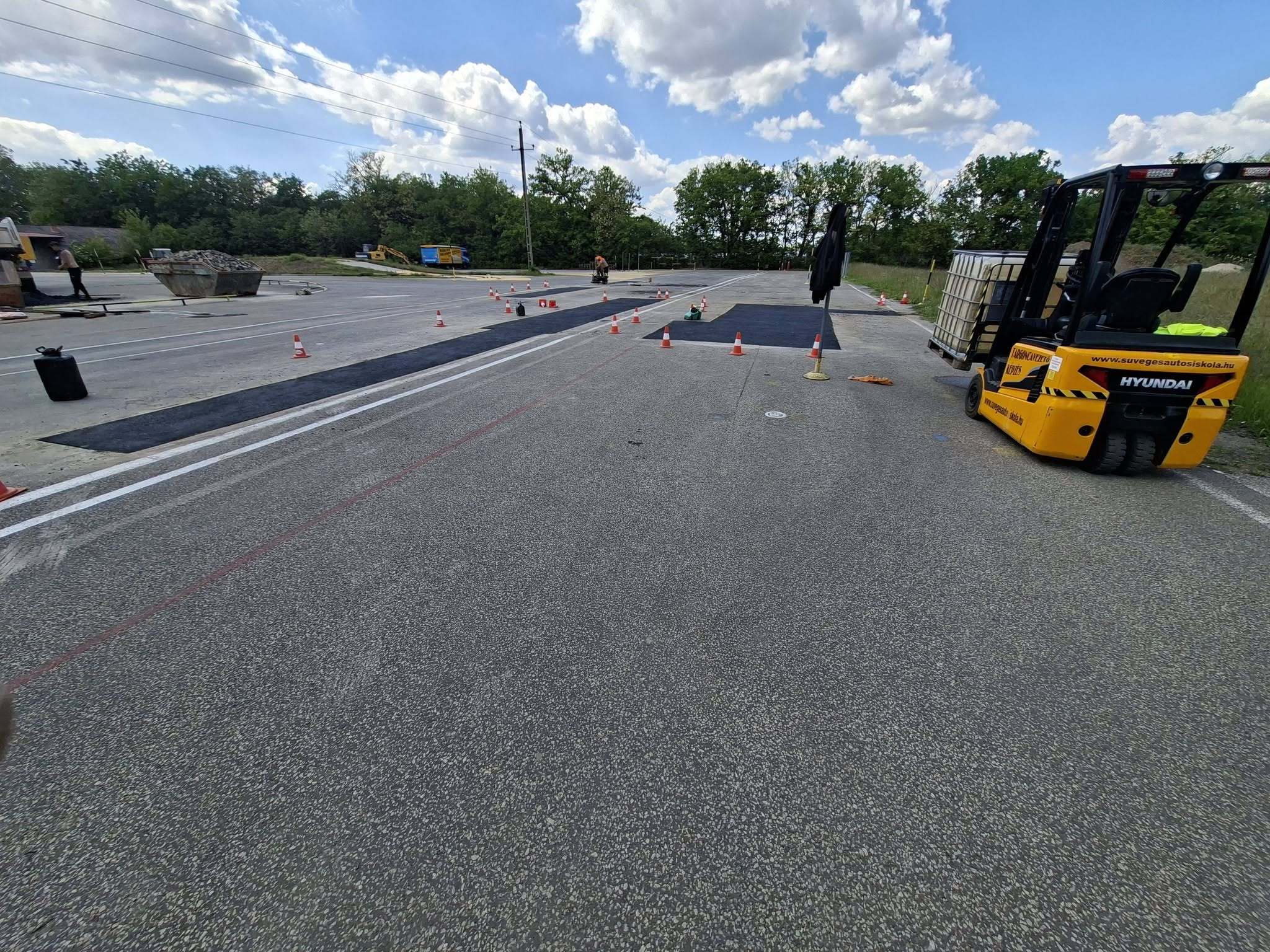 Több kátyújavítás egy nagy aszfaltozott területen